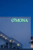 블루아워 감성의 오모나 카페 사이니지 디테일